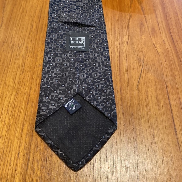 IKE BEHAR made in USA tie in black grey pattern.  Very classic style. - Picture 3 of 8
